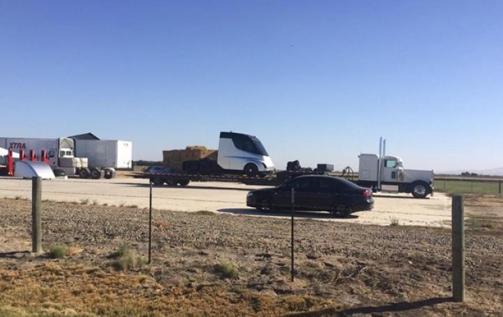 На дорогах видели беспилотный грузовик Tesla (фото)