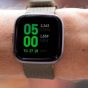 Fitbit представил умные часы с голосовым ассистентом