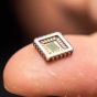 Учёные создали крошечные чипы, способные полностью заменить нервные клетки